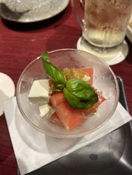 遅い夕食を取る...