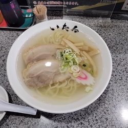 塩ラーメンを注...