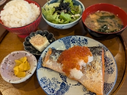 お店の前を通る...