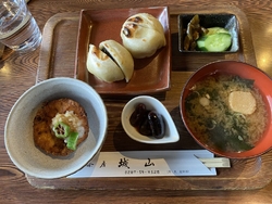 小雨ばらつく中...