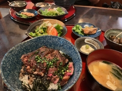 平日昼はランチ...