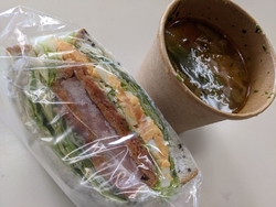 お昼ごはんにテ...
