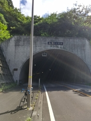 自転車でトンネ...