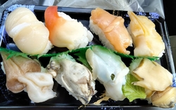 お昼の弁当を購...