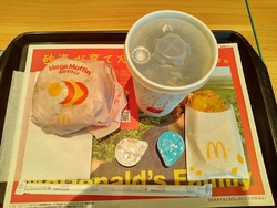 朝マックをしに...