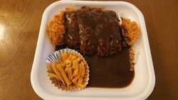 夕飯にカツカレ...