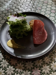 地元の人もおす...