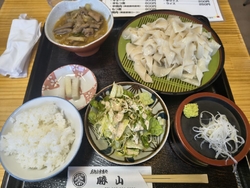 お昼を食べに勝...