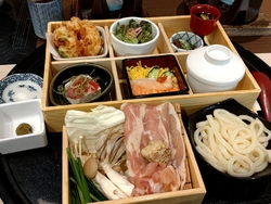 何食べよう～と...