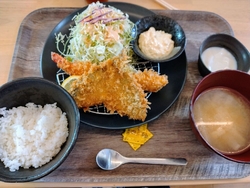 平日開店少し過...