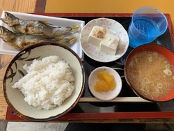 子供が鮎を食べ...