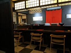 黒が基調の店内...