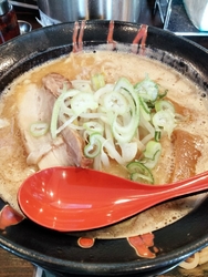 店内は満員で待...