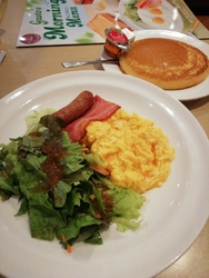 朝食を食べに行...