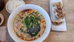 担々麺と餃子、...