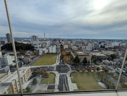 地下の駐車場に...