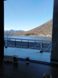 雪景色の山と中...
