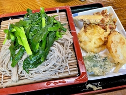 人気のニラそば...