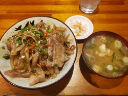 夕食を食べに阿...