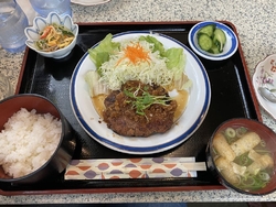 ランチに地元の...