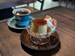 少し照明を落と...