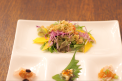 食材の盛り付け...