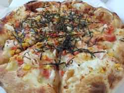 ピザを昼食にテ...