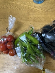 野菜を買いに、...