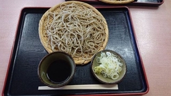 お昼時、席は8...