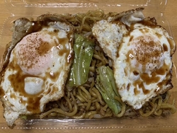 お昼、焼きそば...