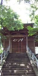 高さ約9mの墳...