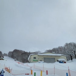 子供の雪遊びに...