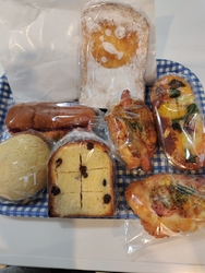 お昼にパンが食...