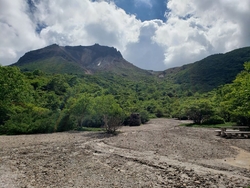 那須岳をハイキ...