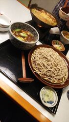 近くのお店にデ...