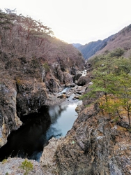 龍王峡をハイキ...