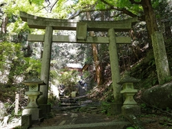 名草の巨石群は...