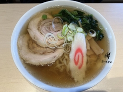 大きな青い店名...