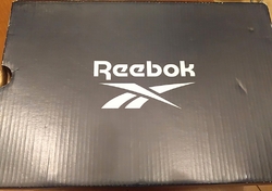 スニーカーを購...