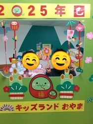 室内でブランコ...