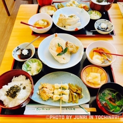 お昼前に到着し...