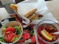 お昼時に来店。...