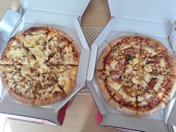 実家でピザが食...