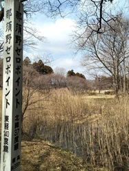 看板の奥に順路...