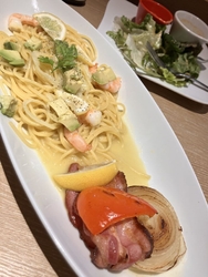ランチ時、通り...