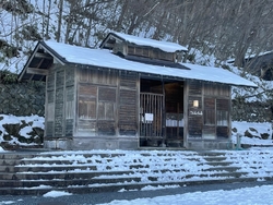 雪が残っていて...