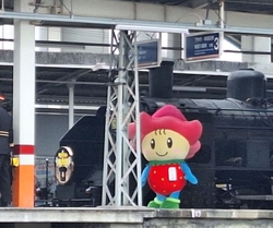 子どもを駅へ見...