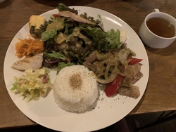 夜ご飯を食べに...