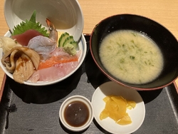 海鮮丼をいただ...