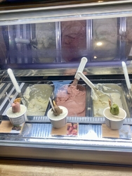 子供がアイスを...